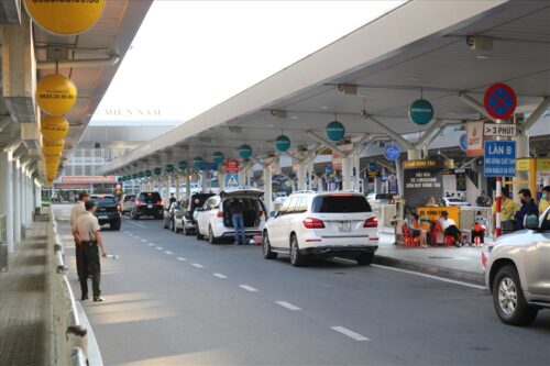 Bạn Nên Chọn Xe 7 Chỗ Đưa Đón Sân Bay Tân Sơn Nhất Tại Thuê Xe Huy Đạt vì Giá Cả Hợp Lý, Không Phát Sinh Chi Phí